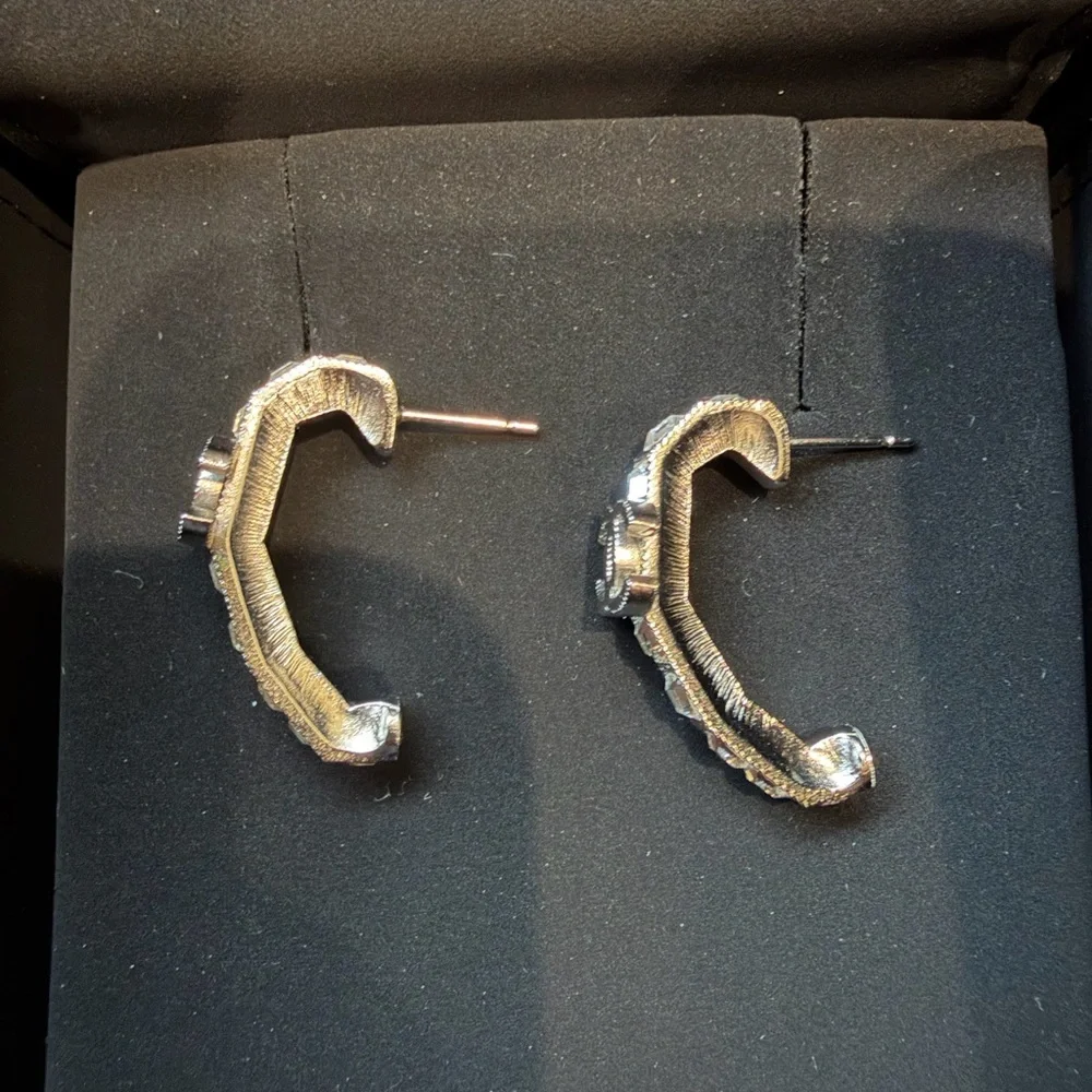 CHANEL Strass Silver Crystal Stud Earrings with box - Picture 5 of 11